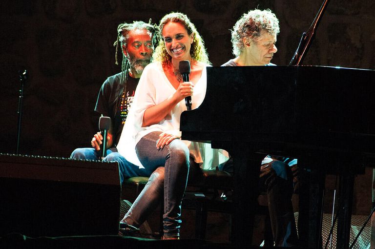 Певица NOA