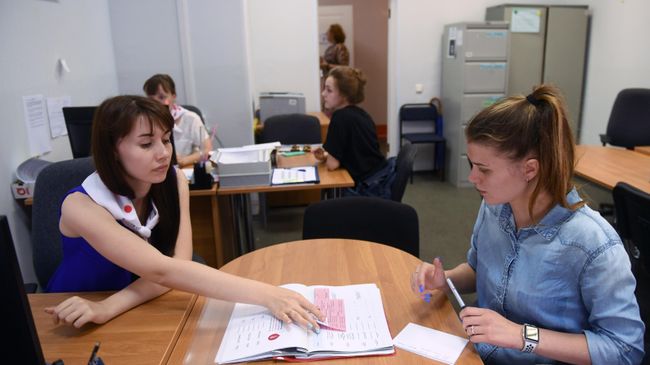 Абитуриентка во время подачи документов для поступления в университет Абитуриентка во время подачи документов для поступления в университет