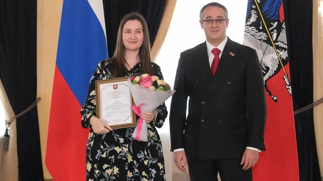 Руководитель группы Новости Москвы общественно-политической редакции Дарья Еременко и председатель Мосгордумы Алексей Шапошников во время награждения журналистов РИА Новости за освещение деятельности столичного парламента в 2019 году Руководитель группы Новости Москвы общественно-политической редакции Дарья Еременко и председатель Мосгордумы Алексей Шапошников во время награждения журналистов РИА Новости за освещение деятельности столичного парламента в 2019 году