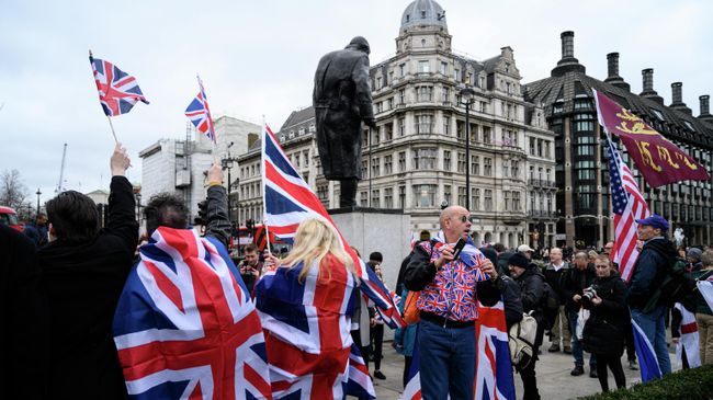 Сторонники Brexit на акции, посвященной выходу Великобритании из ЕС (Brexit Party) на площади Парламента в Лондоне Сторонники Brexit на акции, посвященной выходу Великобритании из ЕС (Brexit Party) на площади Парламента в Лондоне