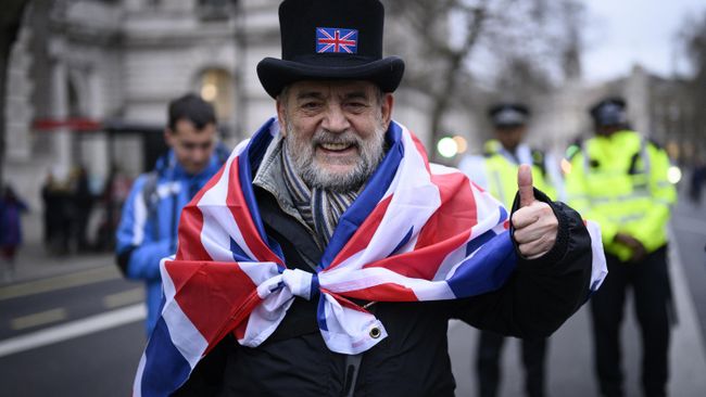 Сторонник Brexit на торжественных мероприятиях, посвященных выходу Великобритании из ЕС (Brexit Party) на площади Парламента в Лондоне Сторонник Brexit на торжественных мероприятиях, посвященных выходу Великобритании из ЕС (Brexit Party) на площади Парламента в Лондоне