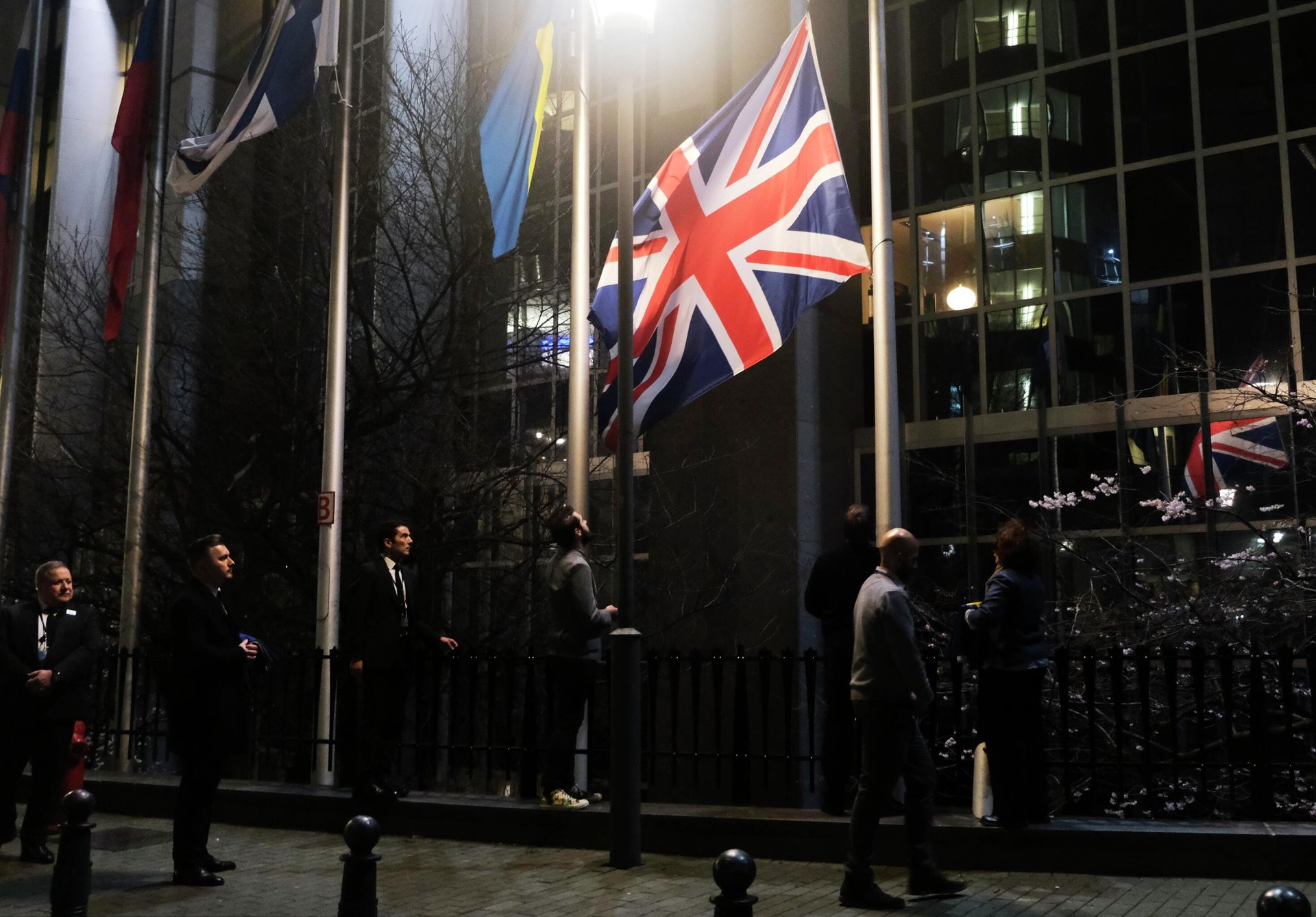 Сотрудники Европарламента снимают флаг Великобритании у здания Европарламента в Брюсселе Сотрудники Европарламента снимают флаг Великобритании у здания Европарламента в Брюсселе - РИА Новости, 1920, 31.10.2023