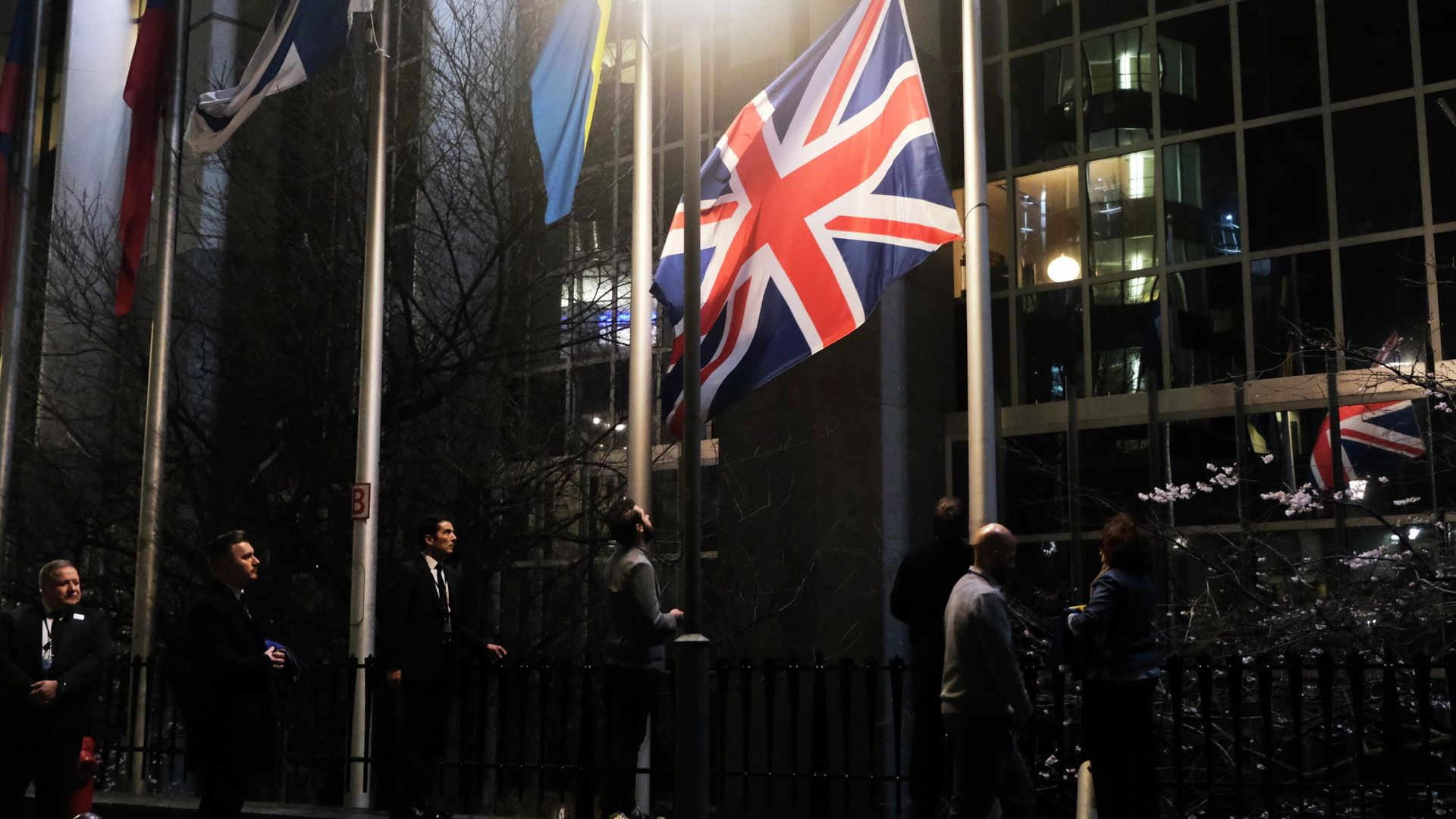Сотрудники Европарламента снимают флаг Великобритании у здания Европарламента в Брюсселе Сотрудники Европарламента снимают флаг Великобритании у здания Европарламента в Брюсселе - РИА Новости, 1920, 22.09.2020