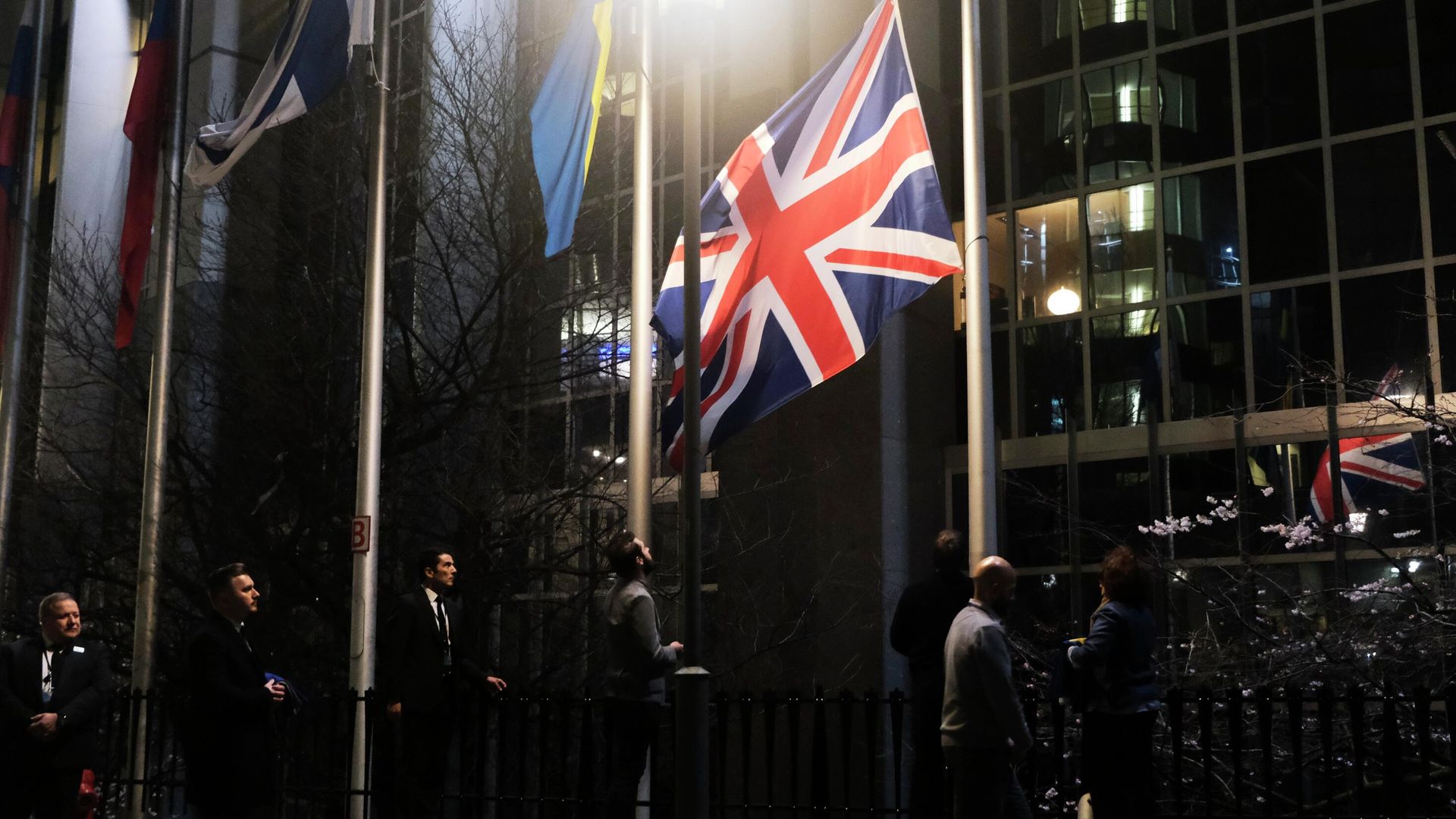 Сотрудники Европарламента снимают флаг Великобритании у здания Европарламента в Брюсселе Сотрудники Европарламента снимают флаг Великобритании у здания Европарламента в Брюсселе - РИА Новости, 1920, 22.09.2020