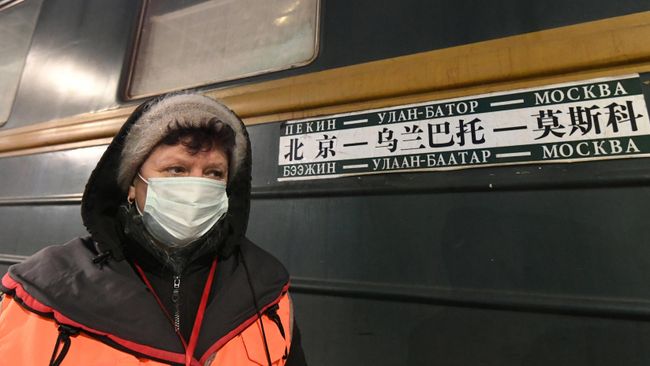 Сотрудница ОАО РЖД на перроне у вагона пассажирского поезда No3 Пекин - Улан-Батор - Москва во время стоянки на железнодорожной станции Красноярск Сотрудница ОАО РЖД на перроне у вагона пассажирского поезда No3 Пекин - Улан-Батор - Москва во время стоянки на железнодорожной станции Красноярск
