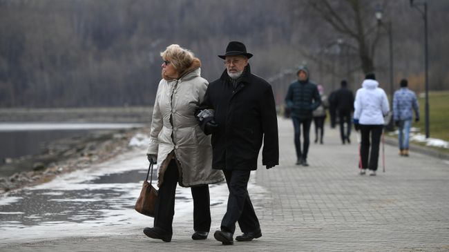 Люди прогуливаются по территории Московского музея-заповедника Коломенское Люди прогуливаются по территории Московского музея-заповедника Коломенское