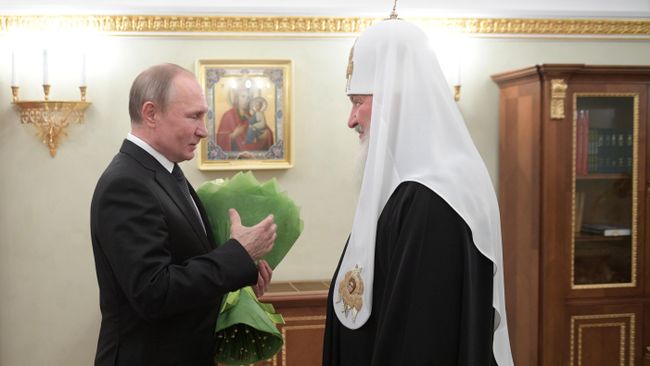 Президент РФ Владимир Путин поздравляет патриарха Московского и всея Руси Кирилла с годовщиной интронизации в Патриарших палатах Кремля Президент РФ Владимир Путин поздравляет патриарха Московского и всея Руси Кирилла с годовщиной интронизации в Патриарших палатах Кремля