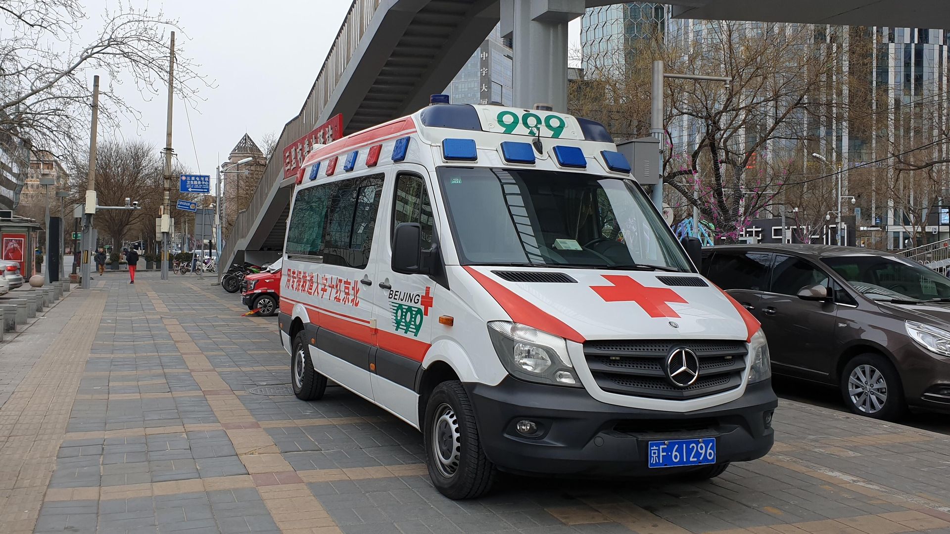 Автомобиль медицинской помощи в Китае Автомобиль медицинской помощи в Китае - РИА Новости, 1920, 06.08.2023