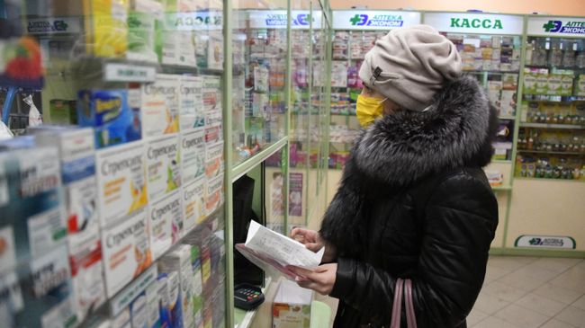 Покупательница в защитной маске в одной из аптек Читы Покупательница в защитной маске в одной из аптек Читы