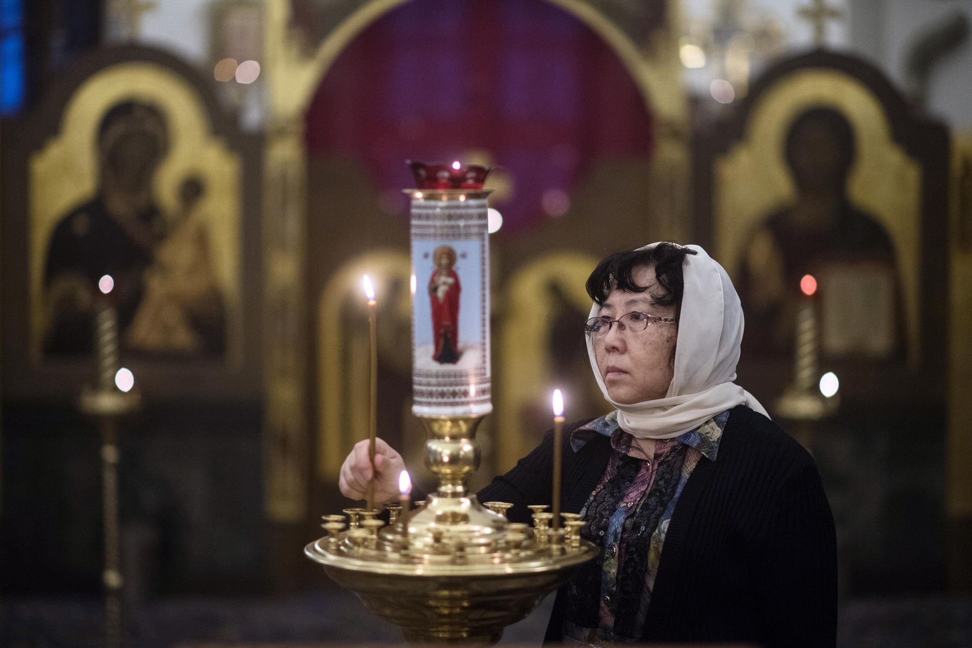 Женщина во время молебна о спасении от коронавируса в храме Святителя Николая в Голутвине на китайском подворье в Москве Женщина во время молебна о спасении от коронавируса в храме Святителя Николая в Голутвине на китайском подворье в Москве - РИА Новости, 1920, 20.12.2021