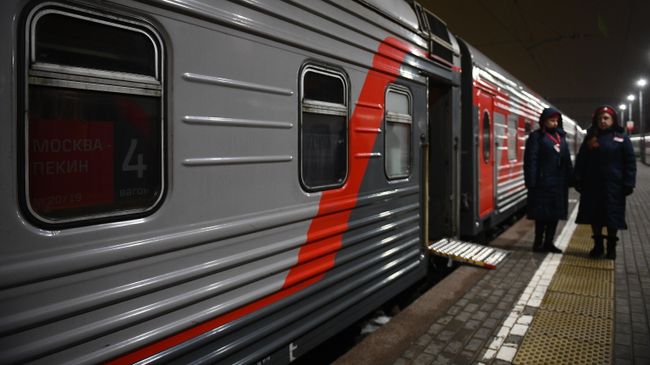 Проводницы на перроне