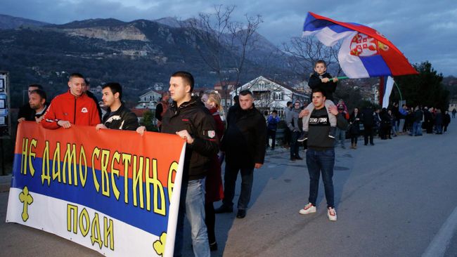 Участники мирного шествия в защиту Сербской православной церкви возле храма Воскресенья Христова в Подгорице Участники мирного шествия в защиту Сербской православной церкви возле храма Воскресенья Христова в Подгорице