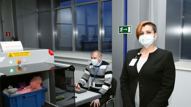 Сотрудники аэропорта Кадала досматривают багаж пассажиров Сотрудники аэропорта Кадала досматривают багаж пассажиров