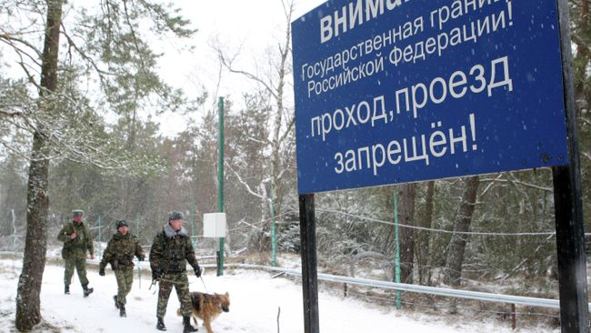 Пограничники с собакой патрулируют границу с Литвой в районе Куршской косы Пограничники с собакой патрулируют границу с Литвой в районе Куршской косы