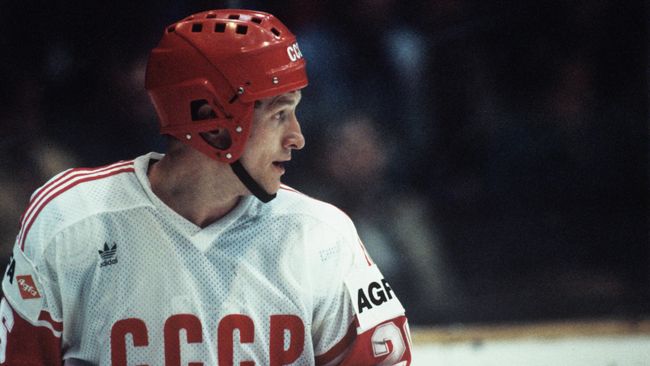 Нападающий сборной СССР Александр Скворцов. Чемпионат мира и Европы по хоккею с шайбой. Нападающий сборной СССР Александр Скворцов. Чемпионат мира и Европы по хоккею с шайбой.