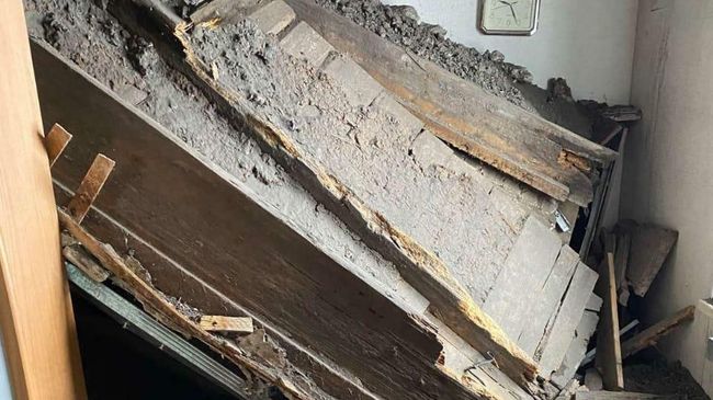 Обрушение потолка в жилом доме в городе Кунгуре Пермского края Обрушение потолка в жилом доме в городе Кунгуре Пермского края