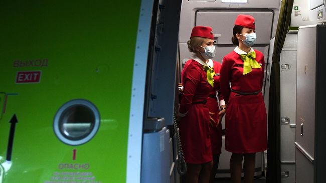 Бортпроводницы рейса авиакомпании S7 в аэропорту Толмачево