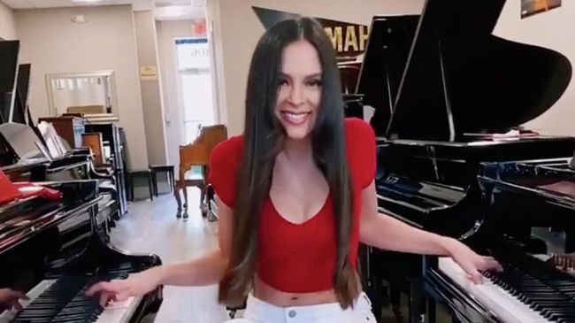 Американская пианистка Лола Астанова Американская пианистка Лола Астанова