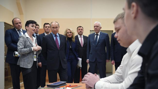 Президент РФ Владимир Путин во время посещения Череповецкого химико-технологического колледжа Президент РФ Владимир Путин во время посещения Череповецкого химико-технологического колледжа