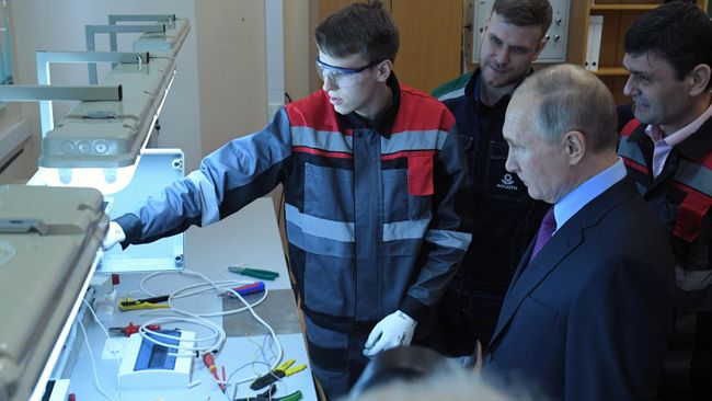 Президент РФ Владимир Путин во время посещения Череповецкого химико-технологического колледжа Президент РФ Владимир Путин во время посещения Череповецкого химико-технологического колледжа