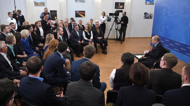 Президент РФ Владимир Путин на встрече в Череповце с представителями общественности Президент РФ Владимир Путин на встрече в Череповце с представителями общественности