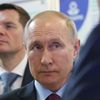 Президент РФ Владимир Путин во время посещения Череповецкого химико-технологического колледжа