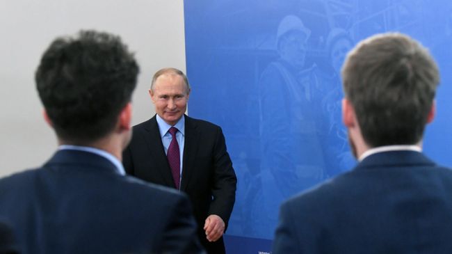 Президент РФ Владимир Путин на встрече в Череповце с представителями общественности Президент РФ Владимир Путин на встрече в Череповце с представителями общественности