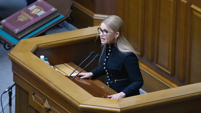 Лидер политической партии Батькивщина Юлия Тимошенко на заседании Верховной рады Украины Лидер политической партии Батькивщина Юлия Тимошенко на заседании Верховной рады Украины