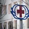 Знак красного креста на здании больницы Знак красного креста на здании больницы