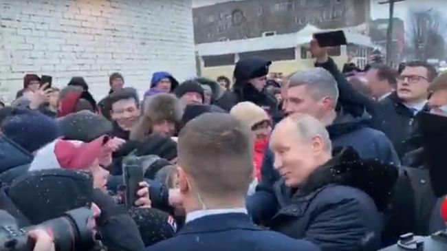 Путин остановил кортеж в Череповце