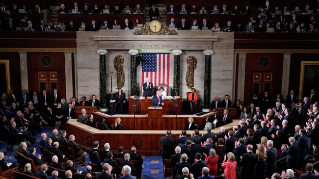 Президент США Дональд Трамп во время ежегодного обращения к конгрессу о положении дел в стране. 4 февраля 2020 Президент США Дональд Трамп во время ежегодного обращения к конгрессу о положении дел в стране. 4 февраля 2020