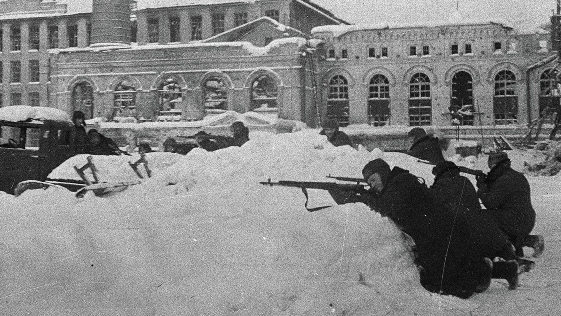 Партизанский отряд Наро-Фоминска. Группа партизан на линии обороны во дворе Наро-Фоминской прядильной фабрики. Автор В.В. Олейник. 1941–1942 годы - РИА Новости, 1920, 09.04.2021