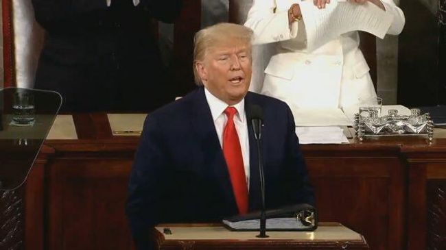 Высокие отношения: спикер Пелоси порвала копию речи Трампа сразу после его выступления Высокие отношения: спикер Пелоси порвала копию речи Трампа сразу после его выступления