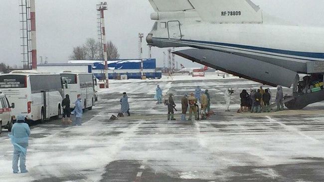 Самолет Ил-76МД российских ВКС с российскими гражданами, эвакуированными из КНР в связи с распространением коронавируса, садится в тюменском аэропорту Рощино Самолет Ил-76МД российских ВКС с российскими гражданами, эвакуированными из КНР в связи с распространением коронавируса, садится в тюменском аэропорту Рощино