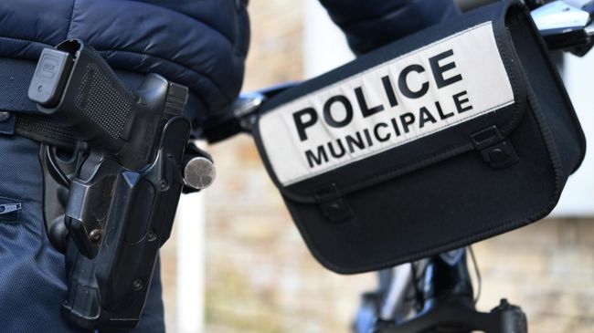 A municipal police officer wears a gun during as he patrols on February 4, 2020 in Gouesnou, western France. (Photo by Fred TANNEAU / AFP) A municipal police officer wears a gun during as he patrols on February 4, 2020 in Gouesnou, western France. (Photo by Fred TANNEAU / AFP)