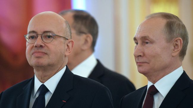 Президент РФ Владимир Путин и полномочный посол Французской Республики Пьер Леви на церемонии вручения верительных грамот вновь прибывших послов иностранных государств Президент РФ Владимир Путин и полномочный посол Французской Республики Пьер Леви на церемонии вручения верительных грамот вновь прибывших послов иностранных государств