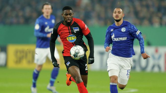 Soccer Football - DFB Cup - Third Round - Schalke 04 v Hertha BSC - Veltins-Arena, Gelsenkirchen, Germany - February 4, 2020 Hertha BSC's Jordan Torunarigha in action with Schalke 04's Ahmed Kutucu REUTERS/Leon Kuegeler DFB regulations prohibit any use of photographs as image sequences and/or quasi-video Soccer Football - DFB Cup - Third Round - Schalke 04 v Hertha BSC - Veltins-Arena, Gelsenkirchen, Germany - February 4, 2020 Hertha BSC's Jordan Torunarigha in action with Schalke 04's Ahmed Kutucu REUTERS/Leon Kuegeler DFB regulations prohibit any use of photographs as image sequences and/or quasi-video