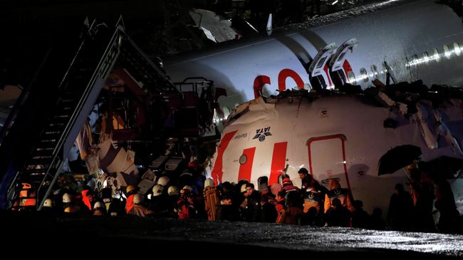 Самолет Boeing-737 авиакомпании Pegasus после жесткой посадки в Международном аэропорту имени Сабихи Гекчен в Стамбуле Самолет Boeing-737 авиакомпании Pegasus после жесткой посадки в Международном аэропорту имени Сабихи Гекчен в Стамбуле