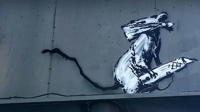 Работа уличного художника Banksy, изображающая крысу в маске Работа уличного художника Banksy, изображающая крысу в маске