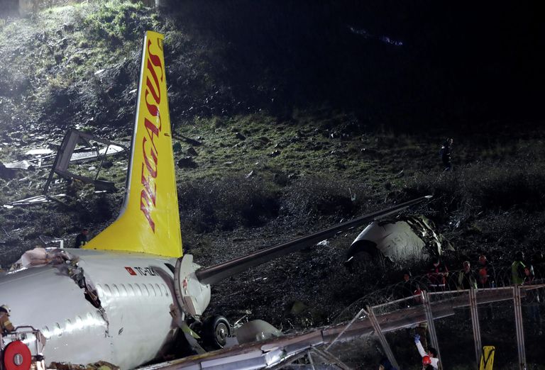 Самолет Boeing-737 авиакомпании Pegasus после жесткой посадки в Международном аэропорту имени Сабихи Гекчен в Стамбуле Самолет Boeing-737 авиакомпании Pegasus после жесткой посадки в Международном аэропорту имени Сабихи Гекчен в Стамбуле