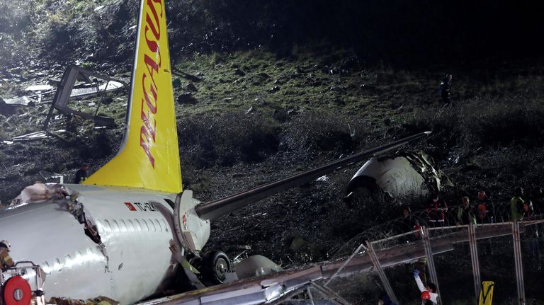 Самолет Boeing-737 авиакомпании Pegasus после жесткой посадки в Международном аэропорту имени Сабихи Гекчен в Стамбуле