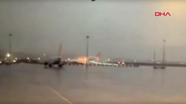 Видео жесткой посадки самолета в аэропорту Стамбула Видео жесткой посадки самолета в аэропорту Стамбула
