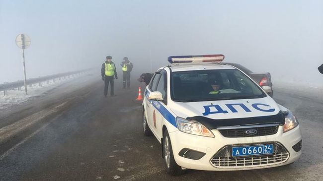 Госавтоинспекторы в ручном режиме регулируют движение на участке дороги в районе деревни Сухая Балка, Красноярского края Госавтоинспекторы в ручном режиме регулируют движение на участке дороги в районе деревни Сухая Балка, Красноярского края