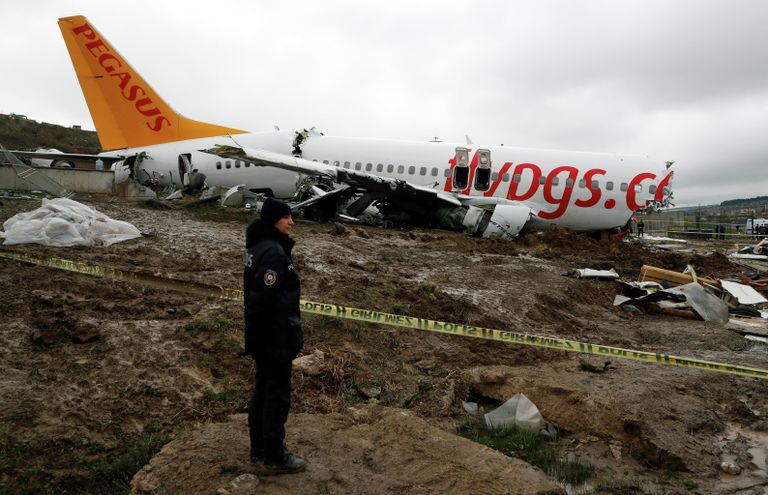 Полиция на месте жесткой посадки самолета Boeing-737 авиакомпании Pegasus в Международном аэропорту имени Сабихи Гекчен в Стамбуле Полиция на месте жесткой посадки самолета Boeing-737 авиакомпании Pegasus в Международном аэропорту имени Сабихи Гекчен в Стамбуле
