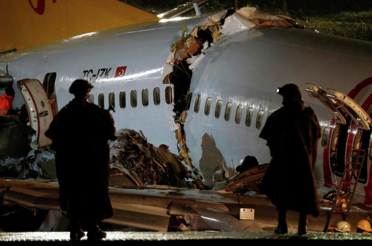 Самолет Boeing-737 авиакомпании Pegasus после жесткой посадки в Международном аэропорту имени Сабихи Гекчен в Стамбуле Самолет Boeing-737 авиакомпании Pegasus после жесткой посадки в Международном аэропорту имени Сабихи Гекчен в Стамбуле