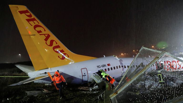 Самолет Boeing-737 авиакомпании Pegasus после жесткой посадки в Международном аэропорту имени Сабихи Гекчен в Стамбуле