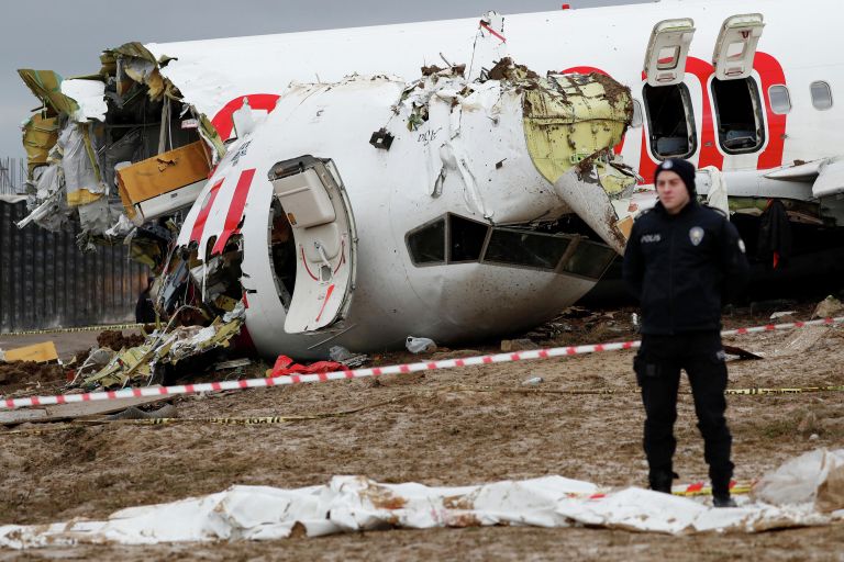 Самолет Boeing-737 авиакомпании Pegasus после жесткой посадки в Международном аэропорту имени Сабихи Гекчен в Стамбуле Самолет Boeing-737 авиакомпании Pegasus после жесткой посадки в Международном аэропорту имени Сабихи Гекчен в Стамбуле