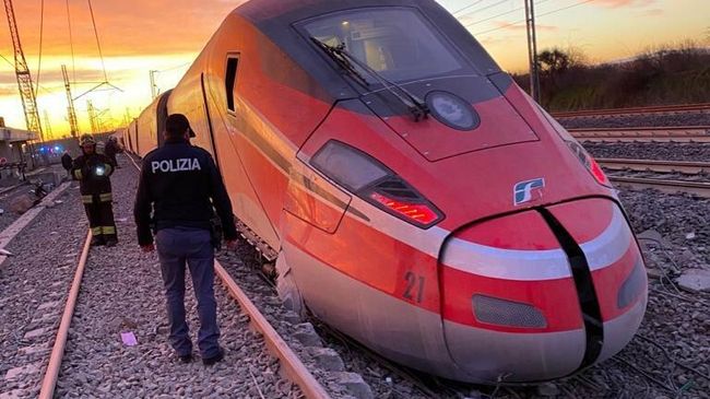 В Италии сошел с рельсов скоростной поезд Frecciarossa В Италии сошел с рельсов скоростной поезд Frecciarossa