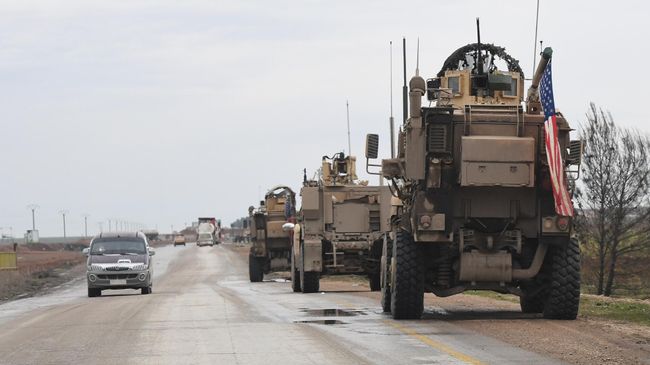 Военный патруль США на дороге из Ракки в Хасеке Военный патруль США на дороге из Ракки в Хасеке