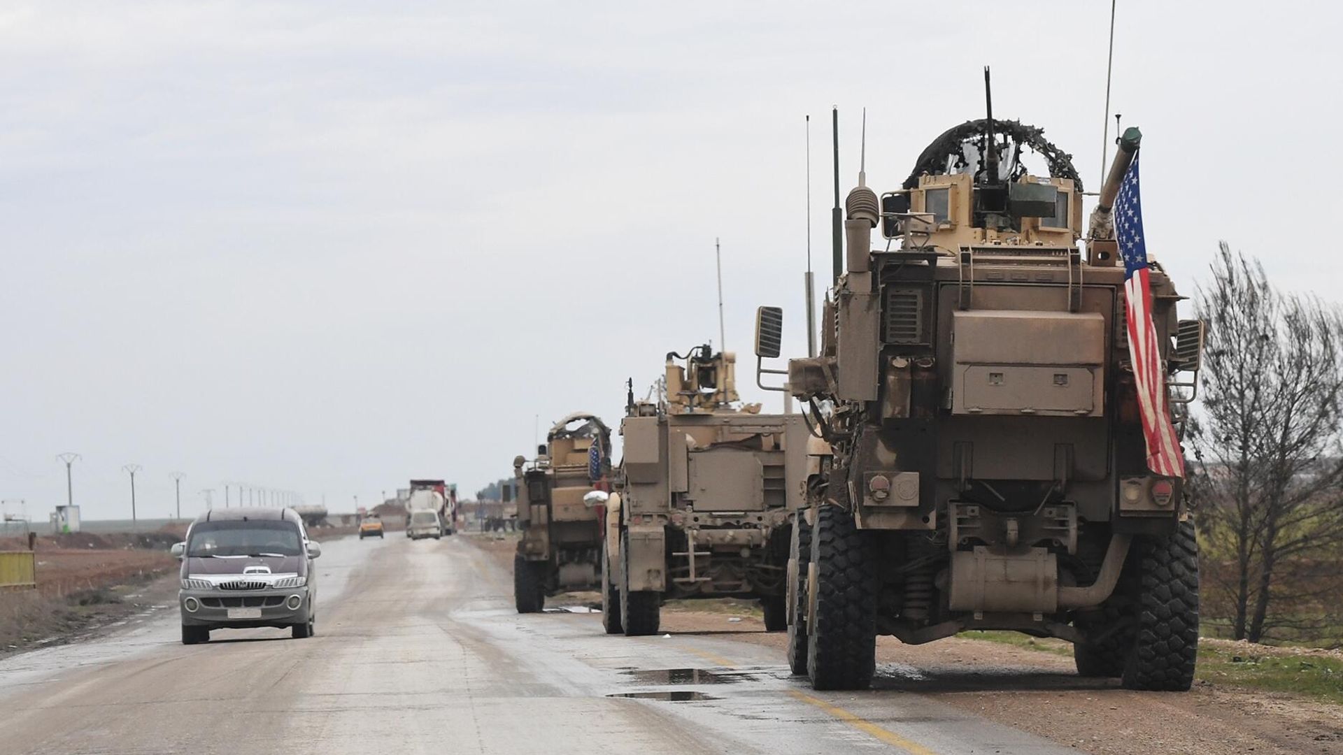 Военный патруль США на дороге из Ракки в Хасеке Военный патруль США на дороге из Ракки в Хасеке - РИА Новости, 1920, 28.02.2021